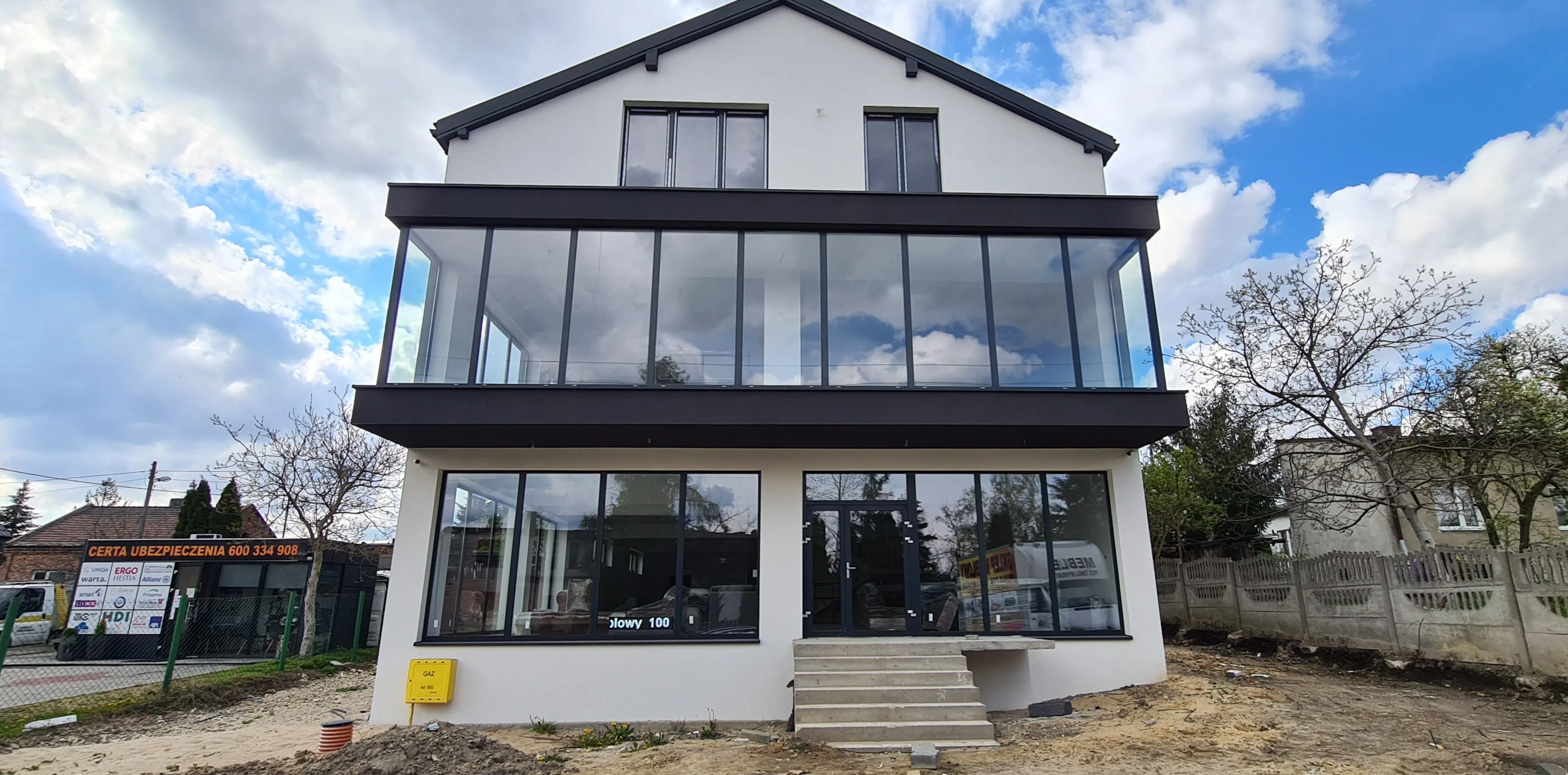 Nowoczesny budynek z oknami aluminiowymi i szklaną balustradą w Sosnowcu