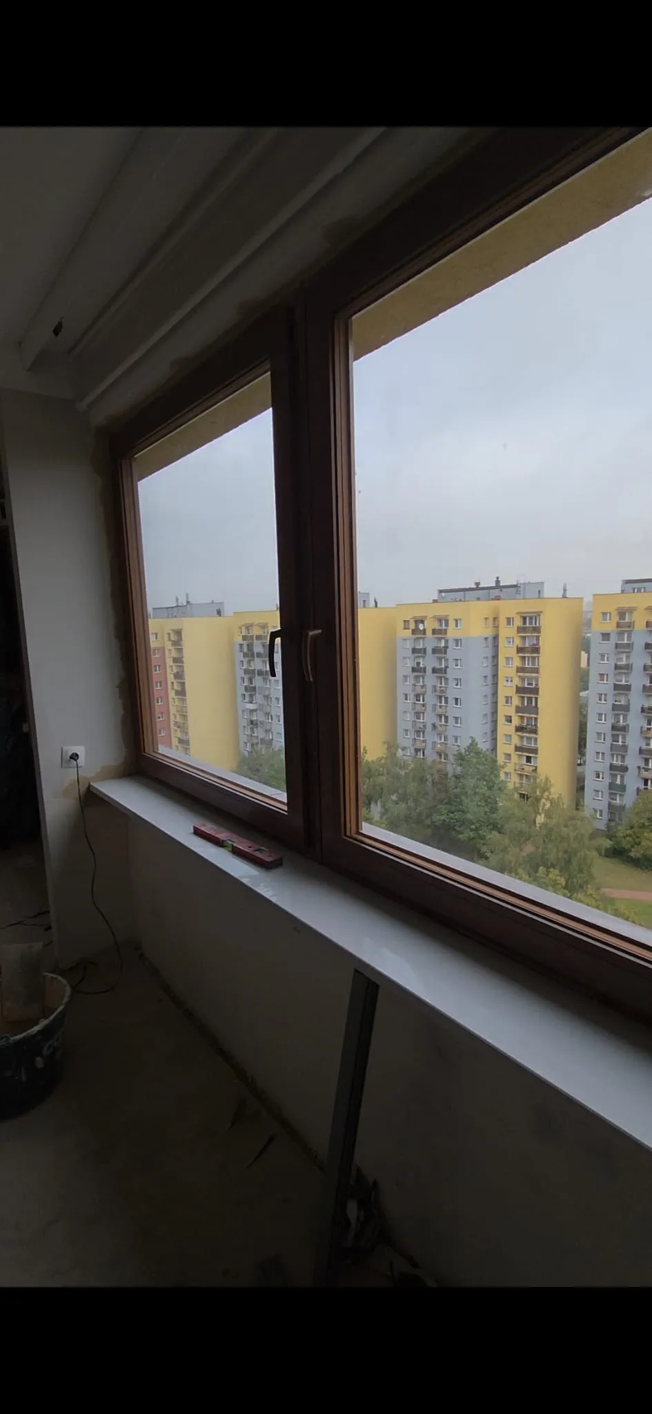 Okna PCV w kolorze złoty dąb zamontowane w mieszkaniu w Sosnowcu