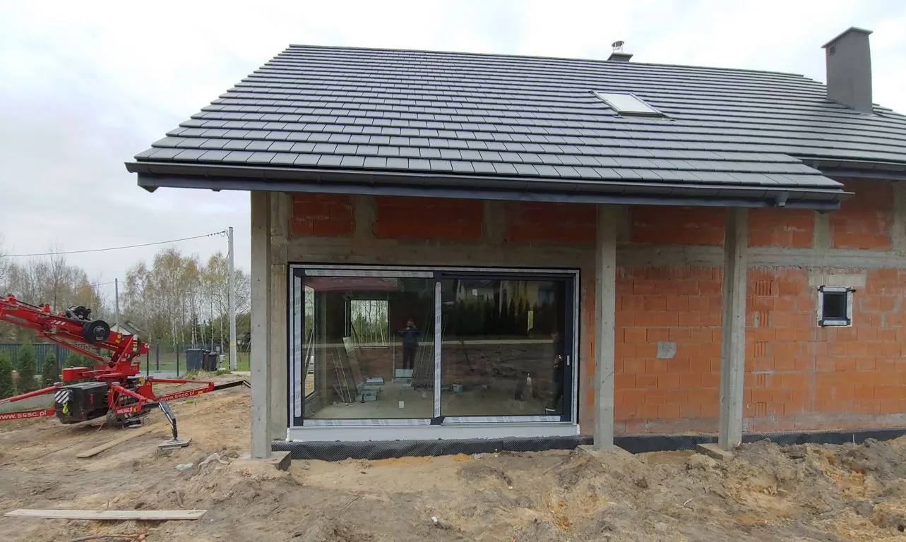 Drzwi przesuwne zamontowane w domu w trakcie budowy w Będzinie